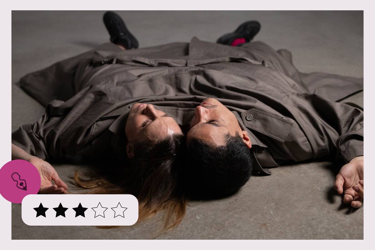 Laura Nevole y Nico Goldschmidt, los dos actores, o un mismo cuerpo actoral, de esta verdadera ametralladora escénica de varias capas espejadas