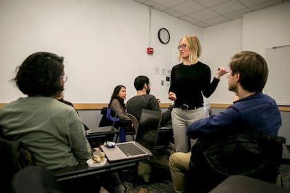 Laura Norén dicta un curso de ética en la ciencia de datos en la Universidad de Nueva York; varios centros académicos sumaron materias de este tipo a sus carreras en ciencias de la computación