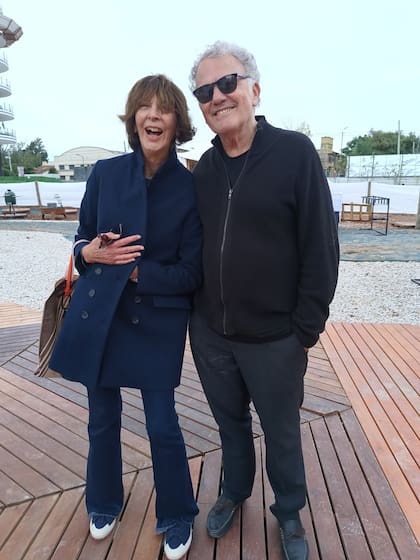 Laura Ocampo, presidenta de de DArA (Diseñadores de Interiores Argentinos Asociados), y Carlos Galli, un clásico de la calle Arenales, de la misma Asociación.