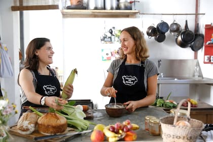 Laura Osorio y Alicia Amende dan las clases de Delicias de Alicia para niños