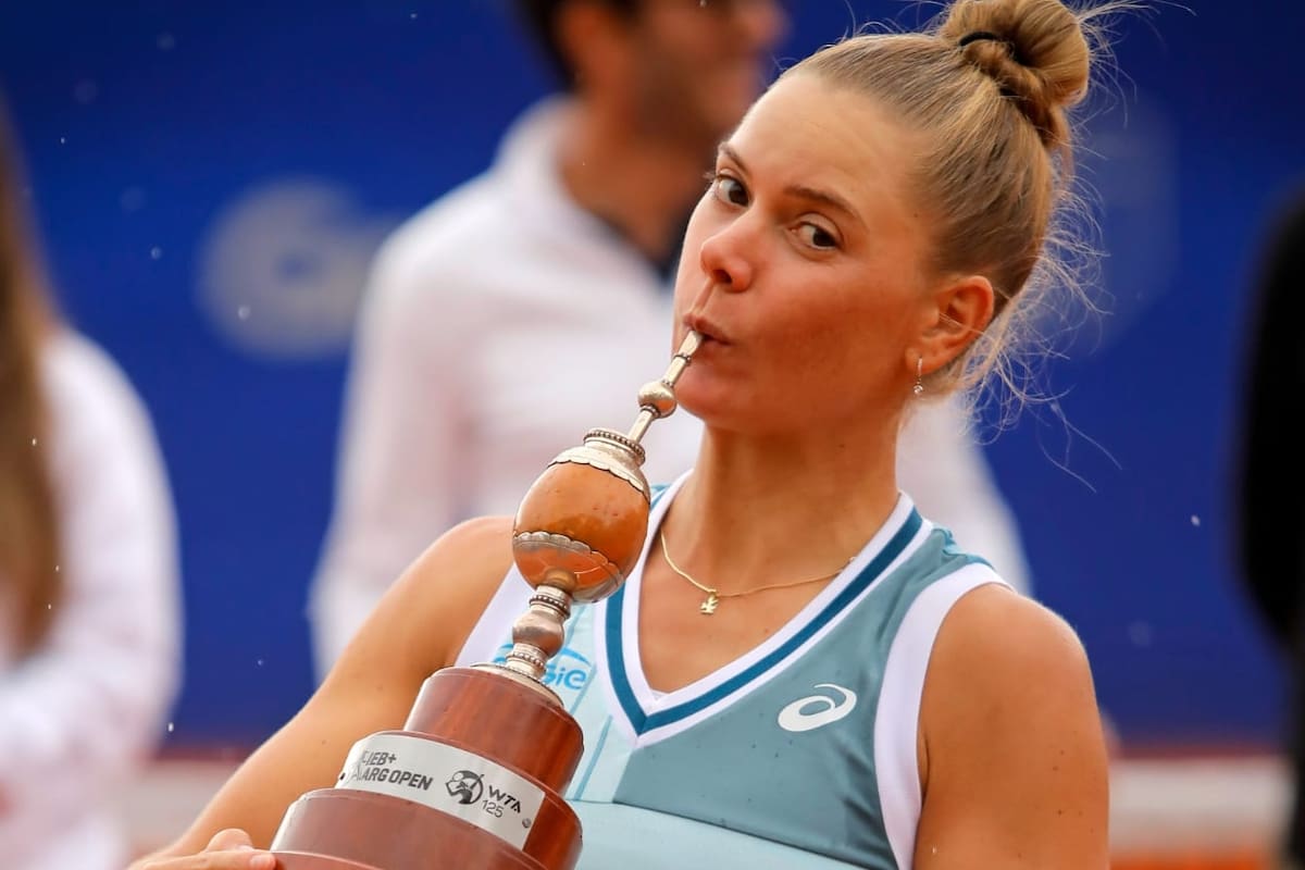 Laura Pigossi y el tradicional festejo del mate, con el trofeo del Argentina Open femenino