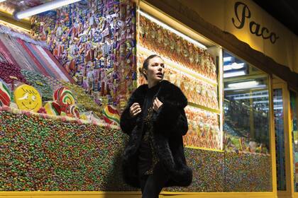Laura posa delante de una tienda de golosinas cerca de Plaza Mayor. Además de estudiar actuación en Madrid, toma clases de cerámica, piano, entrena y hace pilates.