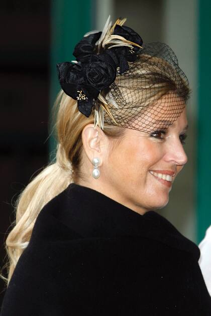 Laura realizó en 2008 un tocado para Máxima con flores, hojas en shantung de seda natural, plumas de chinchilla y un velo que puede quitarse.