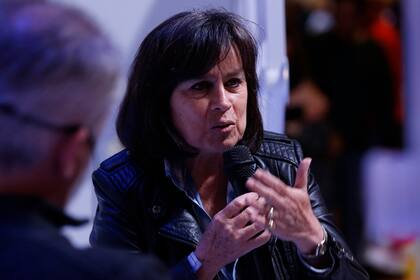 Laura Restrepo repasó sus experiencias literarias en el stand de LA NACION