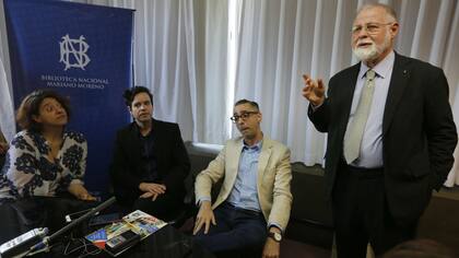 Laura Rosato, Germán Álvarez y Ernesto Montequin junto a Manguel en el anuncio de la donación
