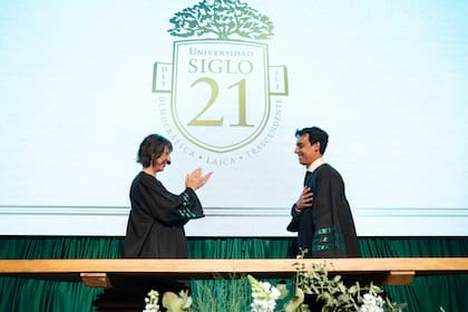 Laura Rosso, quien se desempeñó como rectora en la Universidad Siglo 21, entrega el cargo a Leonardo Medrano