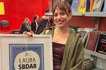Laura Sbdar gana el Premio Internacional de Literatura Aura Estrada, en México