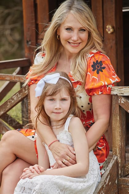 Laura Tuny posa con su hija
Shirley, de 8 años. “Cuando
supimos que era mujer le dije
a mi marido: ‘Quiero que se
llame Shirley, que quiere decir
‘mi canto’ en hebreo”, cuenta la
artista, quien está casada con
Claudio Braslavsky desde hace
más de veinte años