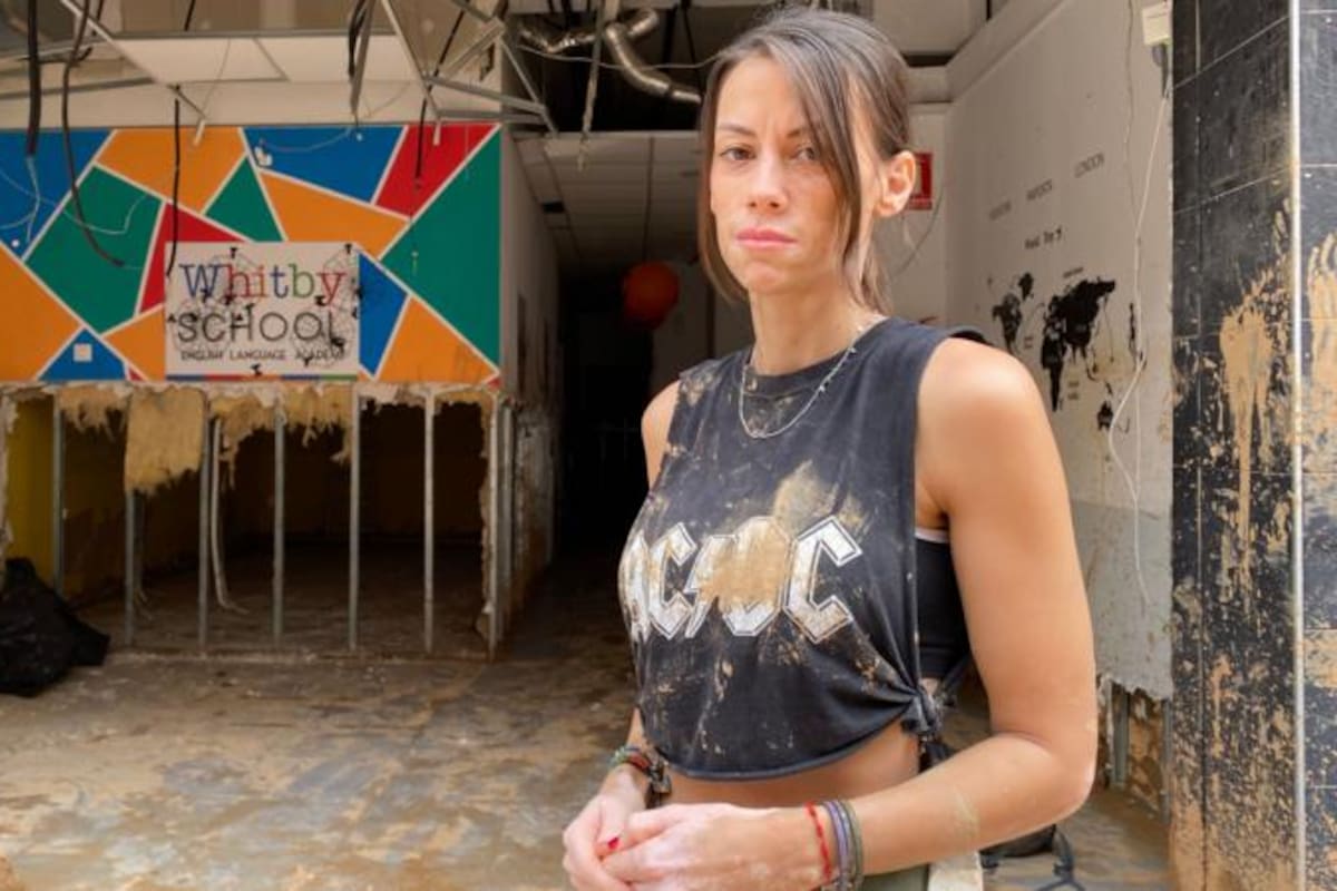 Laura Velasco ante lo que queda de su academia de inglés.