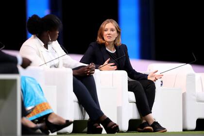 Laura Youngson fundó una compañía que produce botines de fútbol hechos a la medida para mujeres, utilizando una investigación que descubrió que las jugadoras tendían a tener talones más angostos, zonas punteras más anchas y arcos más altos que los hombres
