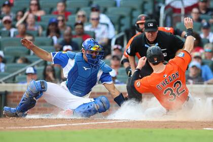 Laureano impulsa carrera clave en la 10ma y Orioles conectan 3 jonrones para vencer 9-6 a Bravos