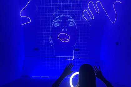 Laureano Solis, junto con Ignacio Bruno y Sofia Garazurret, presentarán “Ecos”, una obra interactiva que invita a los usuarios a conectarse con una versión digital de sí mismos