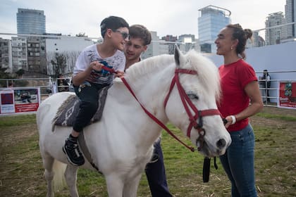 Laureano, un chico de 12 años que tiene parálisis cerebral e hipoacusia bilateral, pudo volver a montar un caballo