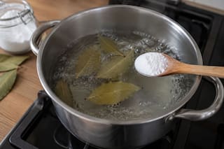 El secreto casero de hervir hojas de laurel con bicarbonato dentro de casa