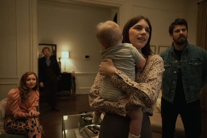 Lauren Ambrose, Rupert Grint, Nell Tiger Free y Toby Kebbell, en la tercera temporada de Servant