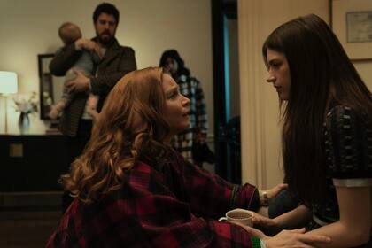 Lauren Ambrose y Nell Tiger Free, en el primer episodio de la tercera temporada de Servant