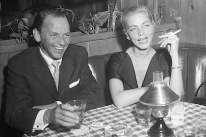 Lauren Bacall era la viuda de Humphrey Bogart, que había sido gran amigo de Sinatra, pero eso no fue obstáculo para que, a fines de los años 50, vivieran un tórrido romance frente a los ojos de todo Hollywood. Según la leyenda, él llegó a proponerle matrimonio, pero cuando el compromiso se filtró a la prensa, desapareció.