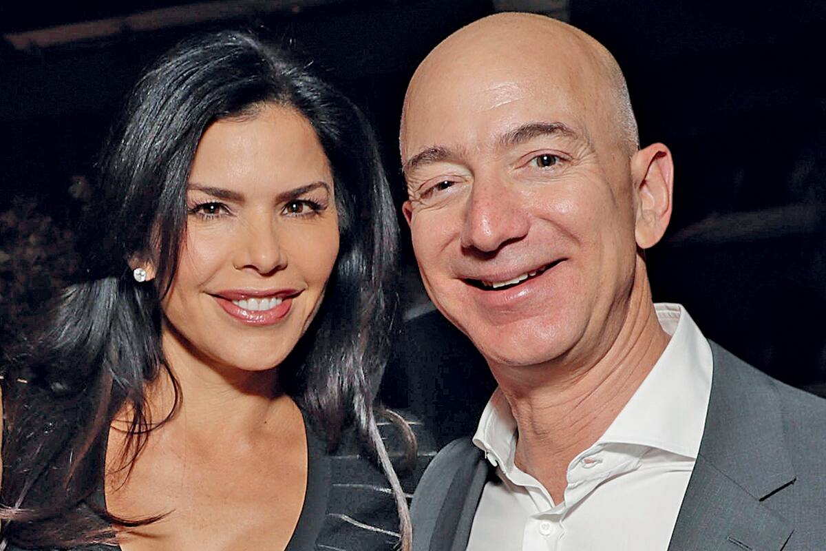 Lauren Sanchez and Amazon CEO Jeff Bezos attend Jeff Bezos and Matt Damons "Manchester By The Sea" Holiday Party on December 3, 2016 in Los Angeles, California.