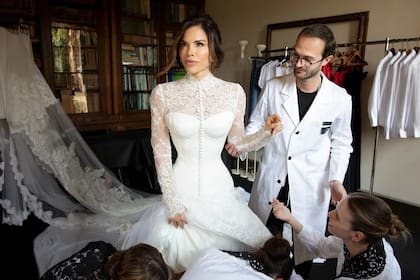 Lauren Sánchez con un equipo de sastres de Dolce & Gabbana, la marca que confeccionó su vestido