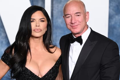 BEVERLY HILLS, CALIFORNIA - MARCH 12: Lauren Sanchez (L) and Jeff Bezos attend the 2023 Vanity Fair Oscar Party hosted by Radhika Jones at Wallis Annenberg Center for the Performing Arts on March 12, 2023 in Beverly Hills, California. (Photo by Karwai Tang/WireImage)