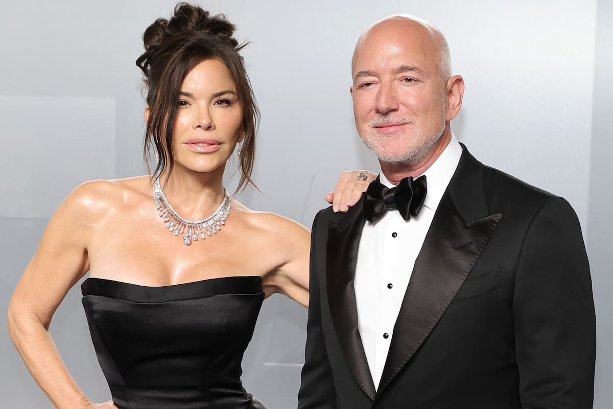 Un cartel de protesta acusa a Amazon de colaborar con ICE y llama a boicotear la “Met Gala de Bezos”, en rechazo al rol de Jeff Bezos como patrocinador del evento