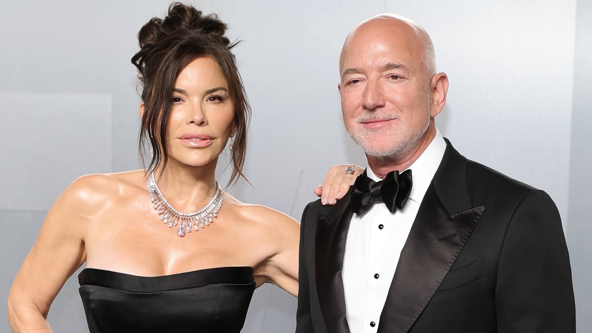 Un cartel de protesta acusa a Amazon de colaborar con ICE y llama a boicotear la “Met Gala de Bezos”, en rechazo al rol de Jeff Bezos como patrocinador del evento