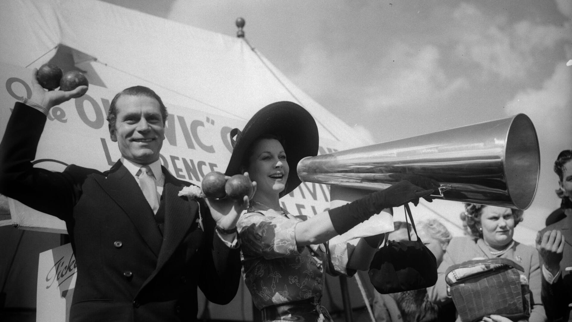 Laurence Olivier y Vivien Leigh en 1949, recaudando fondos para el teatro británico Old Vic con una fiesta en el jardín