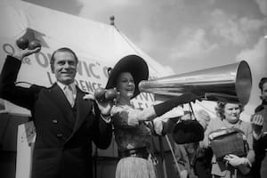 Laurence Olivier y Vivien Leigh en 1949, recaudando fondos para el teatro británico Old Vic con una fiesta en el jardín
