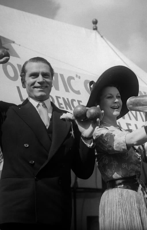 Laurence Olivier y Vivien Leigh en 1949, recaudando fondos para el teatro británico Old Vic con una fiesta en el jardín