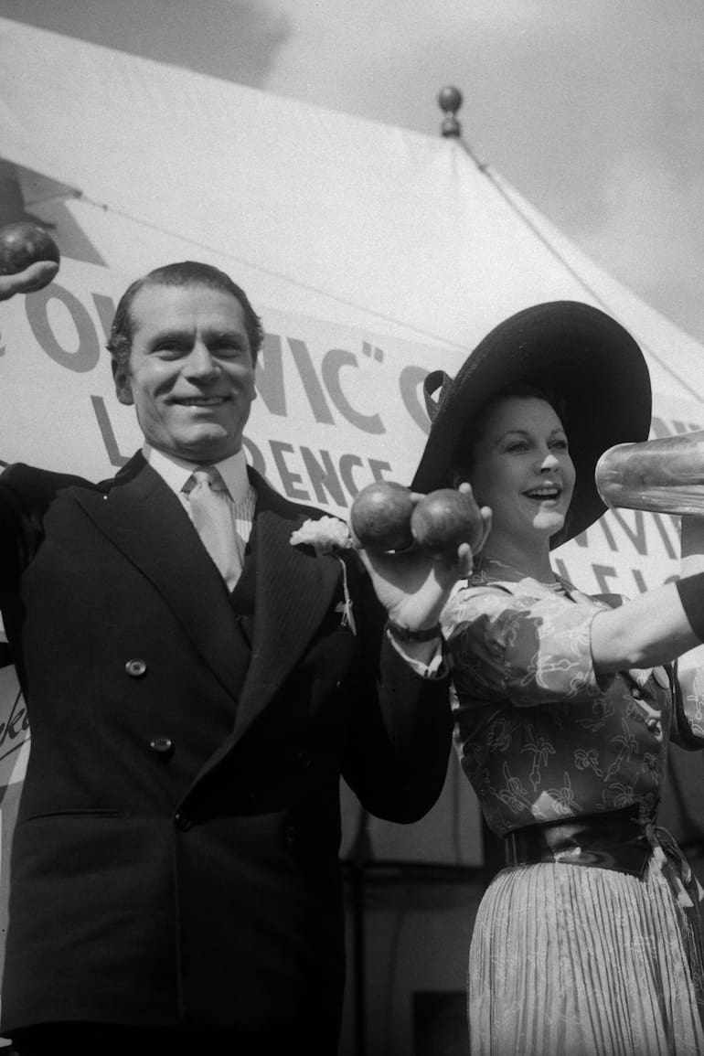 Laurence Olivier y Vivien Leigh en 1949, recaudando fondos para el teatro británico Old Vic con una fiesta en el jardín