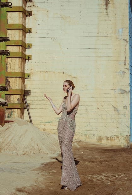LAURENCIO ADOT. Vestido de tul color nude, bordados en cristales y strass