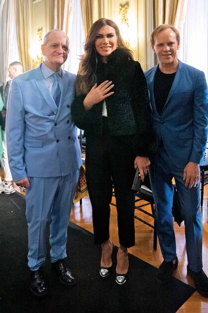 Laurencio, Florencia de la V y Thiago Pinheiro, socio del diseñador.
