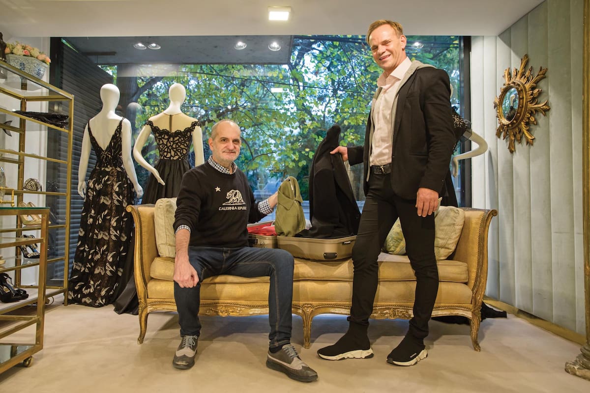 Laurencio posa junto a su socio en el atelier de Recoleta, que seguirá abierto pese a la mudanza. “Cuando vuelvo, visito el local y luego voy a casa, donde me espera mi pareja, Damián Andrés Romero”, dice.