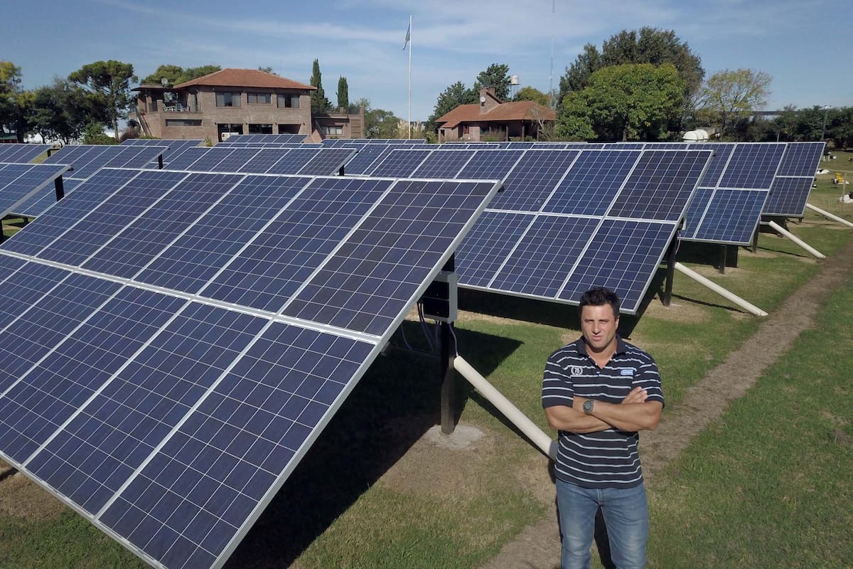 Laurentino López Candioti, gerente general del tambo La Rosalía, con los paneles solares que dan energía al establecimiento