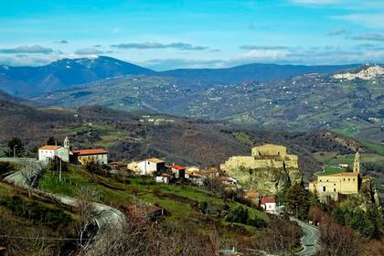 Laurenzana, ubicada en la región de Basilicata, en el sur de Italia, se ha diferenciado de sus pares por suavizar las reglas para adquirir viviendas por 1 Euro