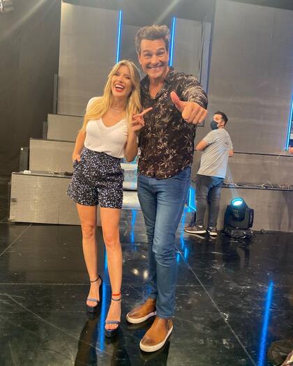 Laurita Fernández junto a Hernán Drago en el detrás de escena de Bienvenidos a Bordo