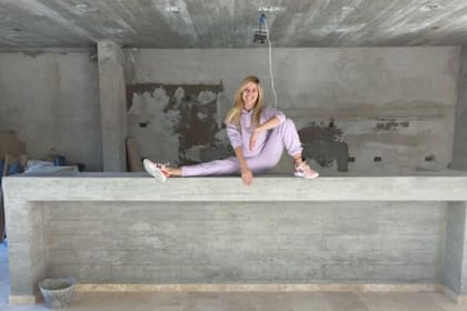Laurita Fernández posó en medio de la remodelación de su futura casa