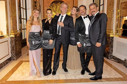 Laurita Fernández, Sabrina Garciarena, Facundo Arana, Araceli González, Germán Paoloski y Fabián Mazzei armaron un divertido grupo para posar para ¡HOLA!