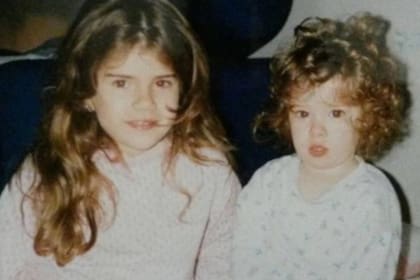 Laurita Fernández saludó a su hermana por el cumpleaños con una foto de ambas cuando eran pequeñas. Captura Instagram