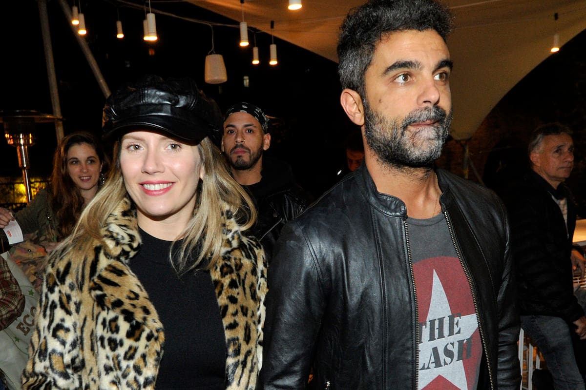 Laurita Fernández y su novio dijeron presente en el regreso a las tablas de la obra Tik Tik Boom