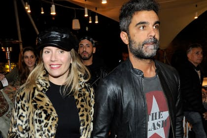 Laurita Fernández y su novio dijeron presente en el regreso a las tablas de la obra Tik Tik Boom