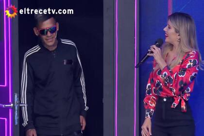 Laurita junto al participante (Captura video)