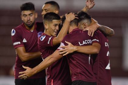 Lautaro Acosta, en el centro del festo: anotó el primer gol de Lanús