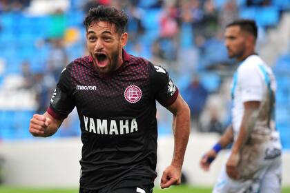Lautaro Acosta festeja su gol .