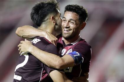Lautaro Acosta festeja su gol de cabeza, el que le dio el triunfo a Lanús ante Argentinos en La Paternal