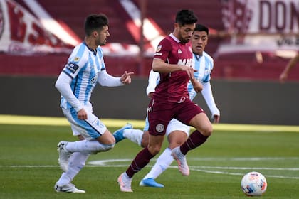 Lautaro Acosta, otro de los referentes de Lanús, conduce un ataque entre dos rivales
