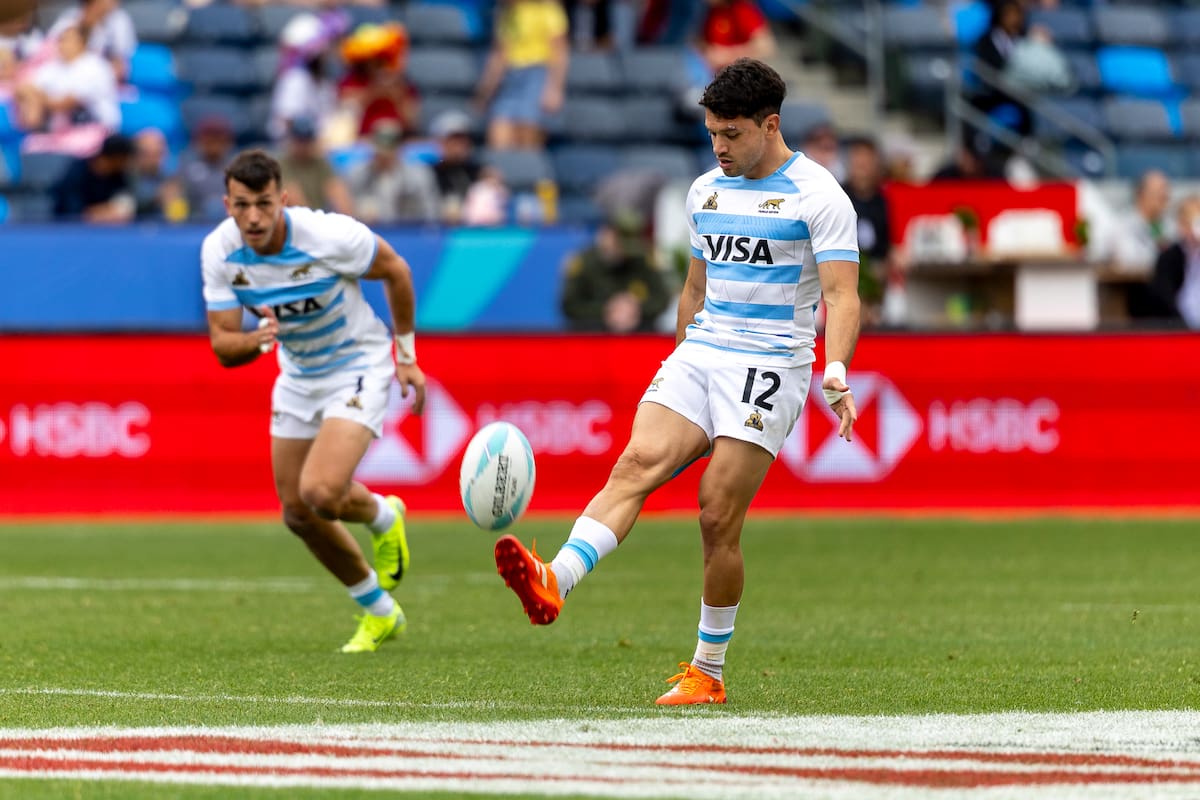 Lautaro Bazán Vélez abre la acción con un kick; Argentina fue de mayor a menor en Los Angeles (Photo by Zach Franzen / World Rugby)