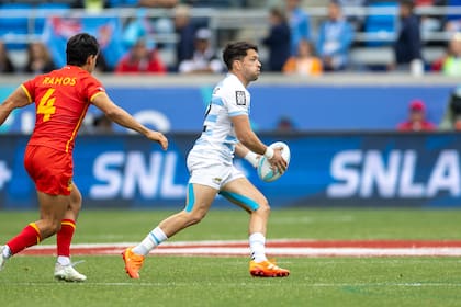 Lautaro Bazán Vélez inicia un ataque ante España; los Pumas 7s jugaron todo el segundo tiempo con seis hombres