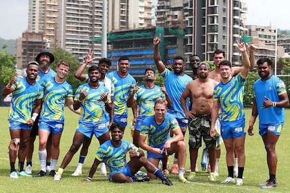 Lautaro Bazán Vélez, segundo desde la derecha (con un brazo en alto), con sus compañeros de Hyderabad Heroes