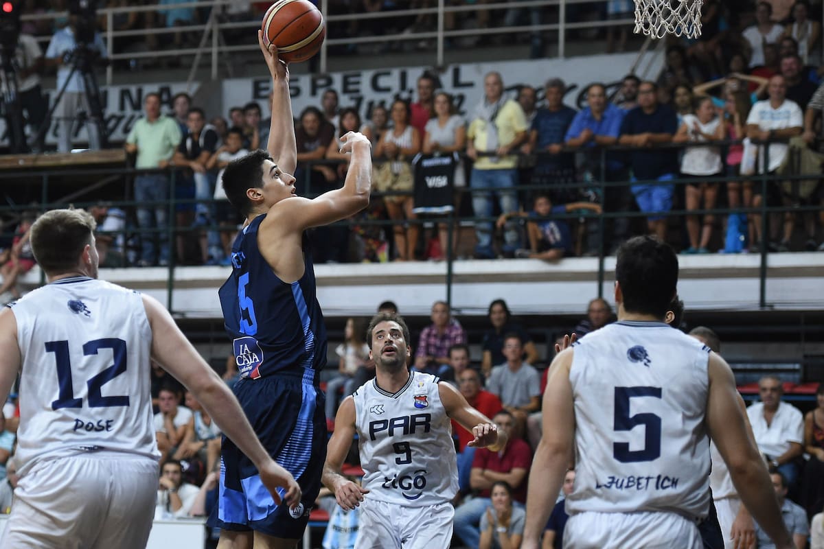 Lautaro Berra en acción en el partido ante Paraguay, por las eliminatorias, el lunes último en Olavarría